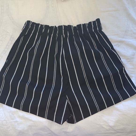 Black and white stripped shorts - Picture 2 of 3